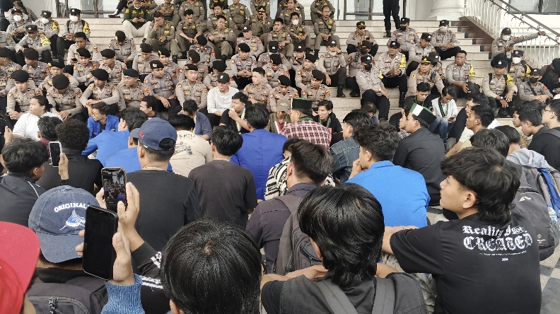 Aksi Mahasiswa Memanas! Massa Sudah Sampai ke Depan Kantor Gubernur Jambi