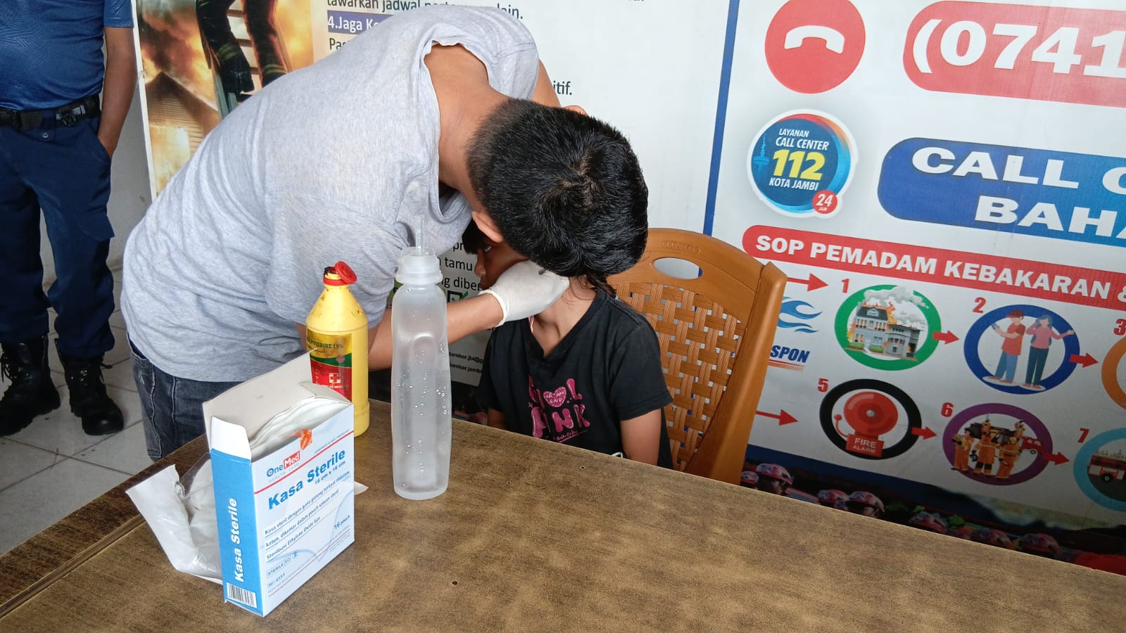 Cepat dan Aman, Tim Damkar Jambi Sigap Lepaskan Anting Bengkok di Telinga Warga