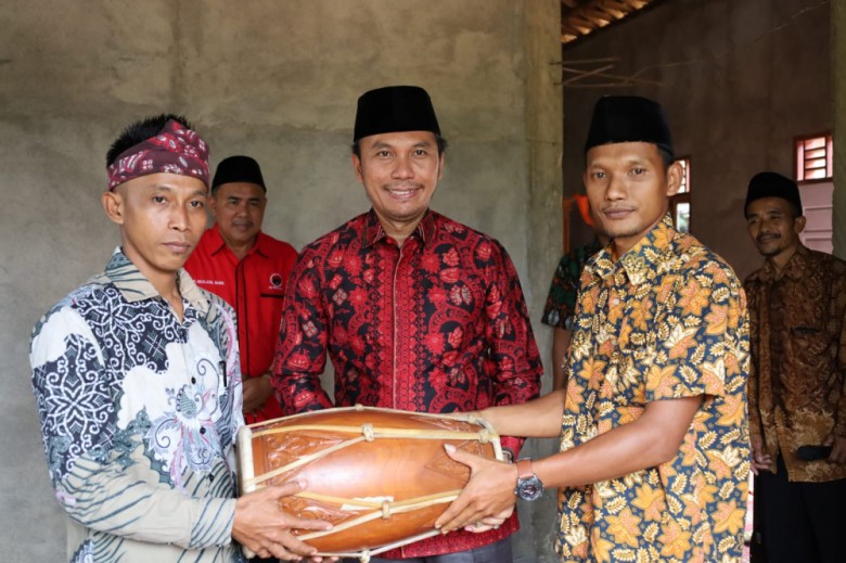 Kunjungi Dua Paguyuban di Singkut, Ketua DPRD Provinsi Jambi Beri Bantuan Alat Kesenian
