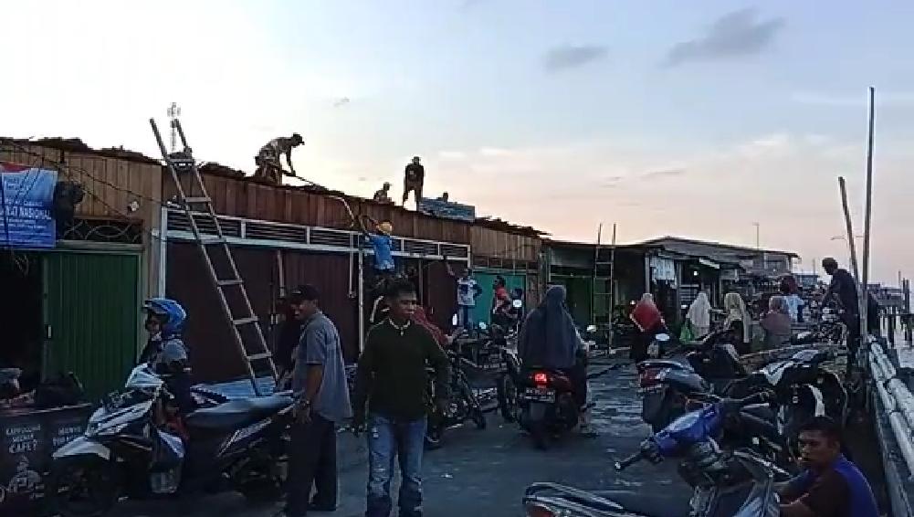 Korban Puting Beliung Kuala Jambi Tanjab Timur Berbenah dengan Alat Seadanya