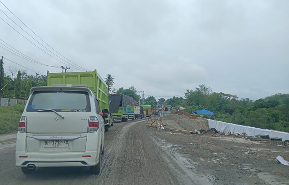Harap Sabar! Macet Lagi di Sirih Sekapur Bungo Sepanjang 3 Kilometer