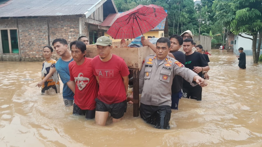 Banjir di Jelutung, Polisi dan Warga Kompak Evakuasi Lansia ke Tempat Aman