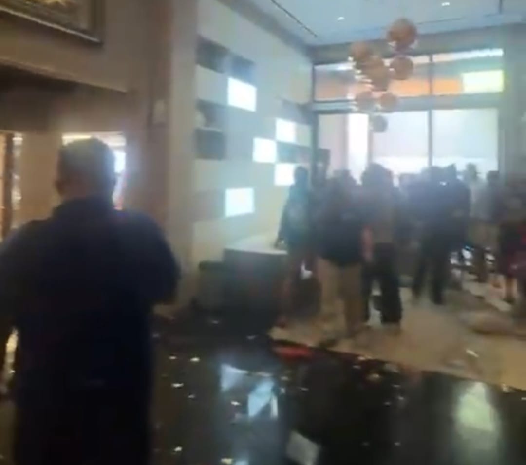 Giliran Rumah Anggota DPR Ahmad Sahroni di Tanjung Priok Diamuk Massa