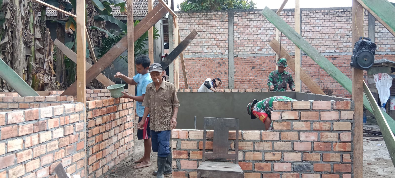 Satgas TMMD ke-121 Kodim 0415/Jambi bersama Masyarakat Gotong Royong Plaster Dinding Rumah Nenek Komsiah 