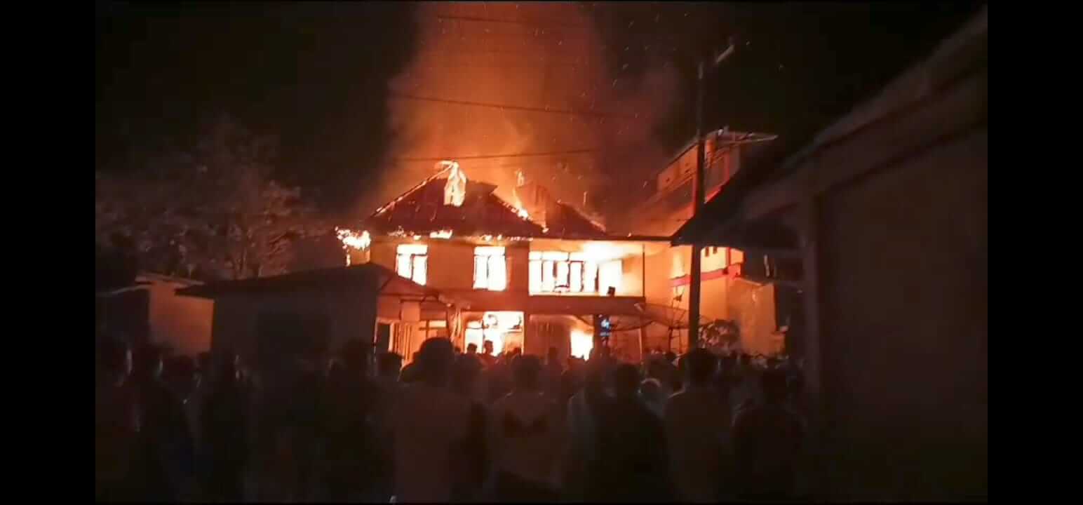 Kebakaran Landa  2 Rumah di Desa Baru Pulau Sangkar Kerinci