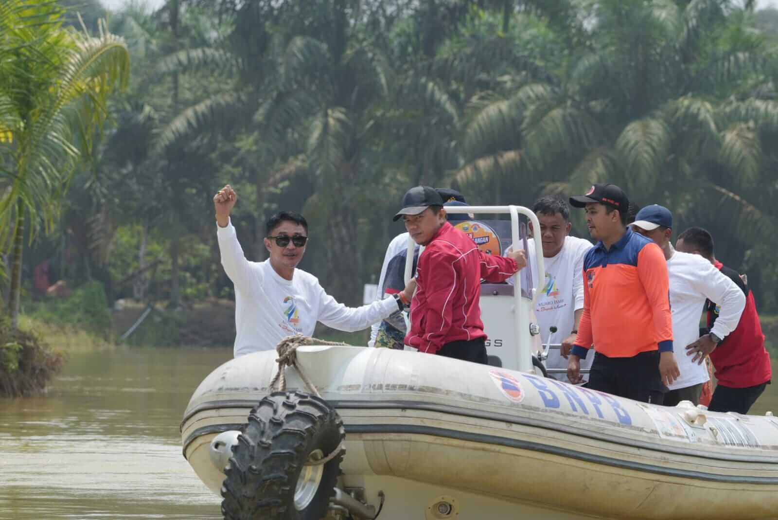 Pj Bupati Bachyuni Dampingi Gubernur Saksikan Lomba Perahu, Dalam Rangka HUT Muaro Jambi ke-24 