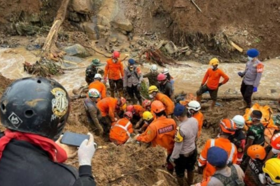 Korban Gempa Cianjur Ditemukan Berpelukan Tertimbun Longsor, Ternyata Ibu dan Anak