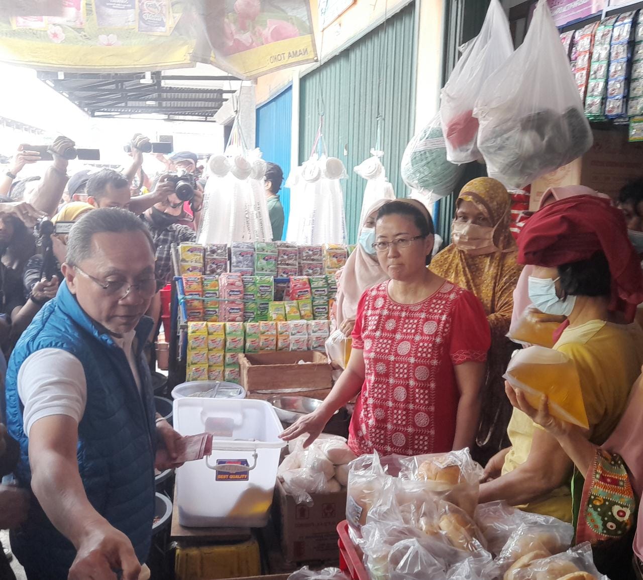 Mendag Zulkifli Hasan Borong Dagangan di Pasar Angso Duo, Dibagikan Kepada Pembeli