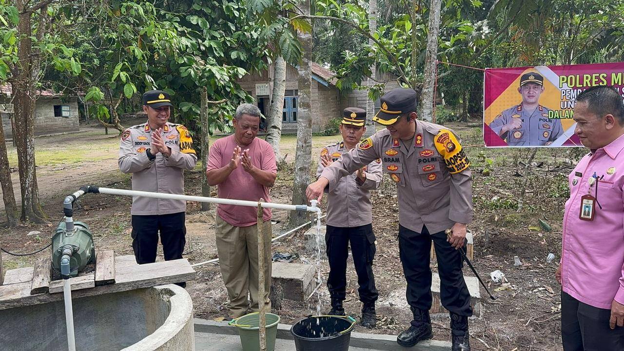 Antisipasi Musim Kemarau, Polres Muaro Jambi Serahkan Bantuan Sarana Air Bersih ke Warga SAD