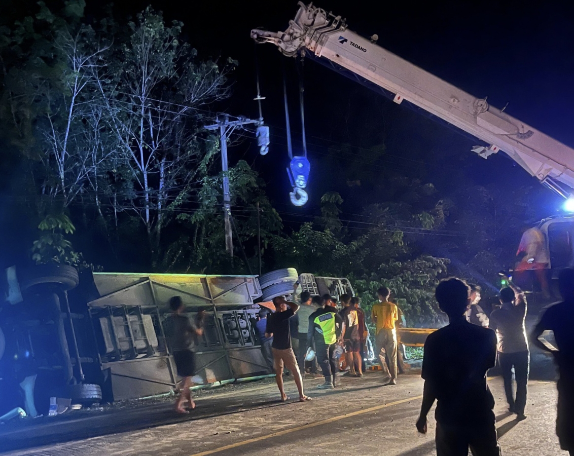 Kecelakaan di Sumsel, Bus Jamaah Umroh Asal Jambi Dievakuasi dengan Crane