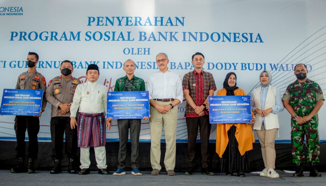Penyerahan Bantuan Program Sosial oleh Deputi Gubernur Bank Indonesia Dody Budi Waluyo