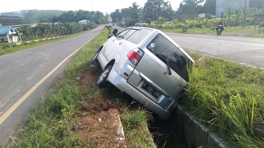 Kecelakaan Tunggal di Jalinsum KM 53 Bungo, Mobil Ini Terperosok dalam Drainase