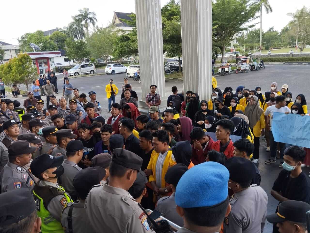 BREAKING NEWS : Demo UU Kesehatan di DPRD Provinsi Jambi, Mahasiswa dan Polisi Saling Dorong