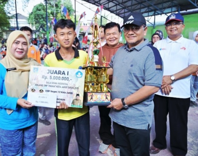 Wali Kota Maulana Serahkan Penghargaan untuk Siswa Berprestasi di Kota Jambi