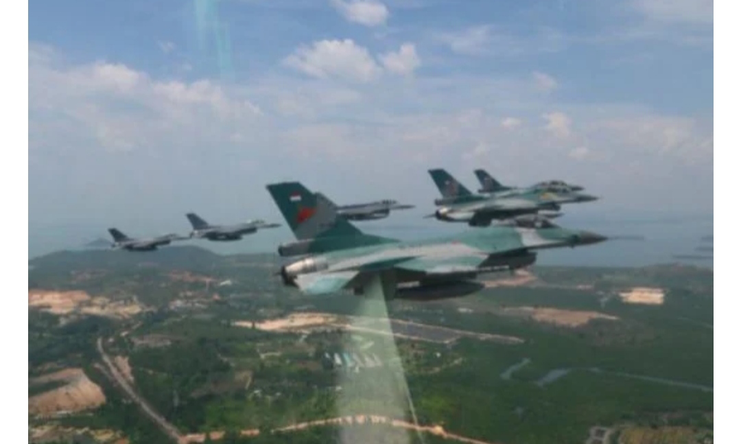 Meriahkan HUT Kemerdekaan RI, Pesawat Tempur TNI Terbang Rendah