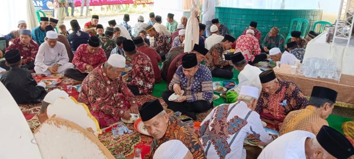 Ikuti Tradisi Makan Bernampan Bersama dengan Warga Penyengat Rendah, H Abdul Rahman: Tradisi yang Harus Dijaga