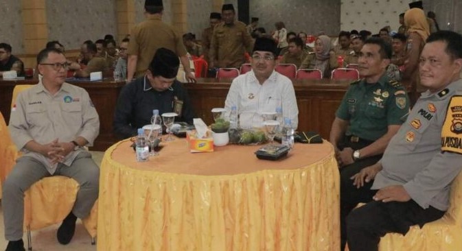 Bupati Anwar Sadat Berikan Penghargaan Kepada Pengelola PBB-P2 Terbaik