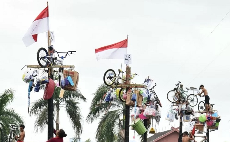 Sedih! Ternyata Ini Sejarah Lomba Panjat Pinang Hingga Akhirnya Jadi Tradisi di Indonesia