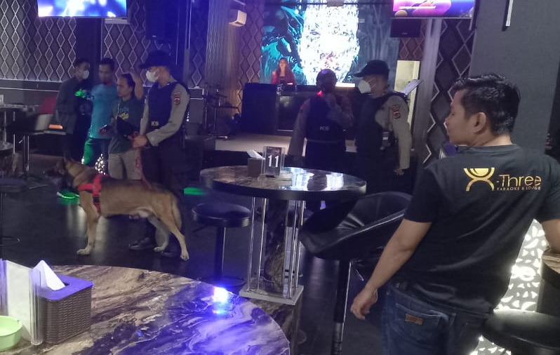 Antisipasi Geng Motor, Ditsamapta Polda Jambi Turunkan Anjing Pelacak ke Tempat Hiburan Malam di Kota Jambi