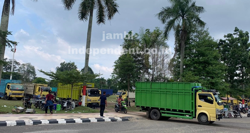 Massa Sopir Angkutan Batu Bara dari KS-Bara Tinggalkan Kantor Gubernur Jambi