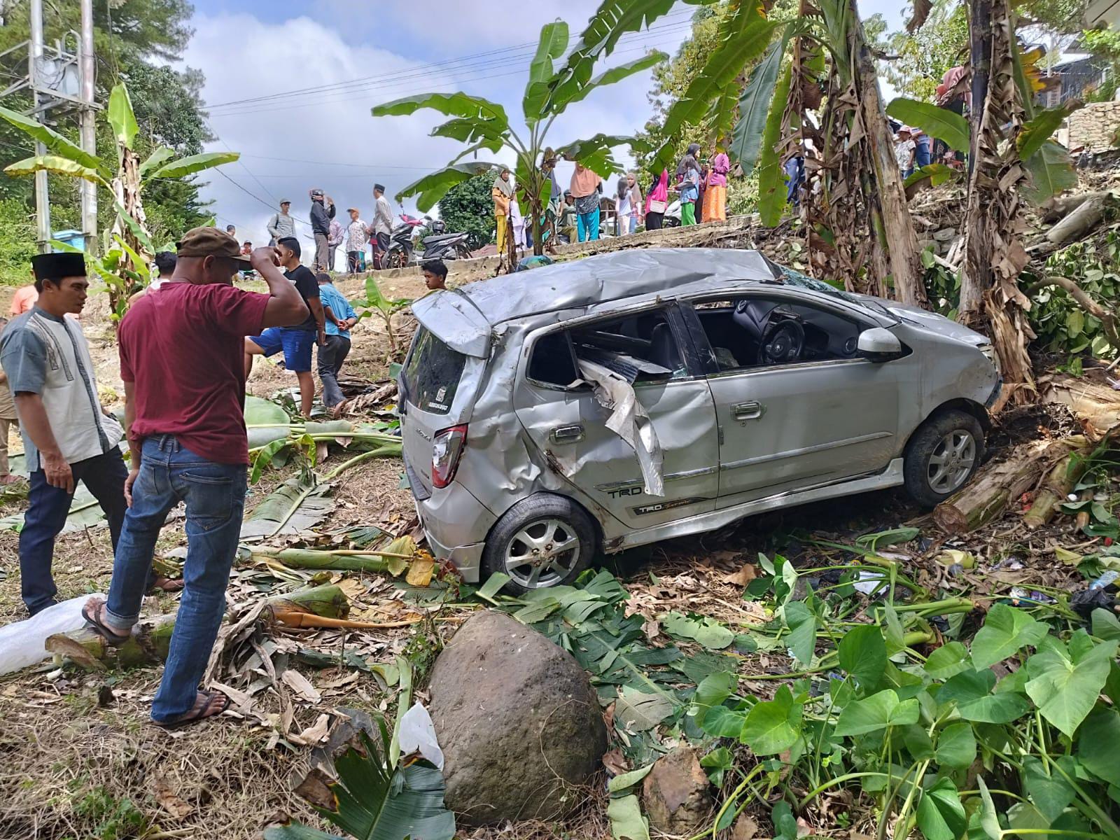 Di Sungai Penuh, Agya Terjun Bebas ke Jurang