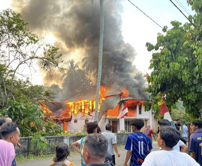 Aduh! Rumah Warga Rantau Ikil Kabupaten Bungo Ludes Terbakar