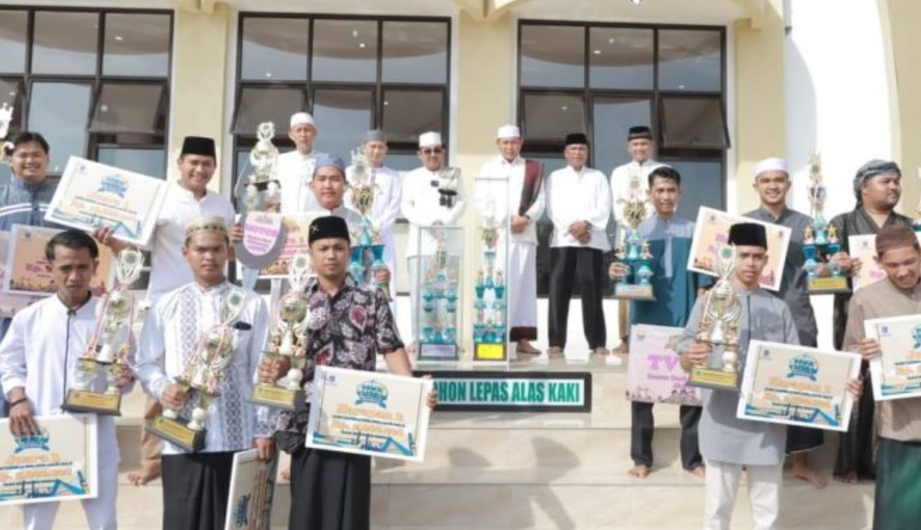 Bersama Wabup, Bupati Sholat Idul Fitri di Masjid Syeikh Utsman Kualatungkal