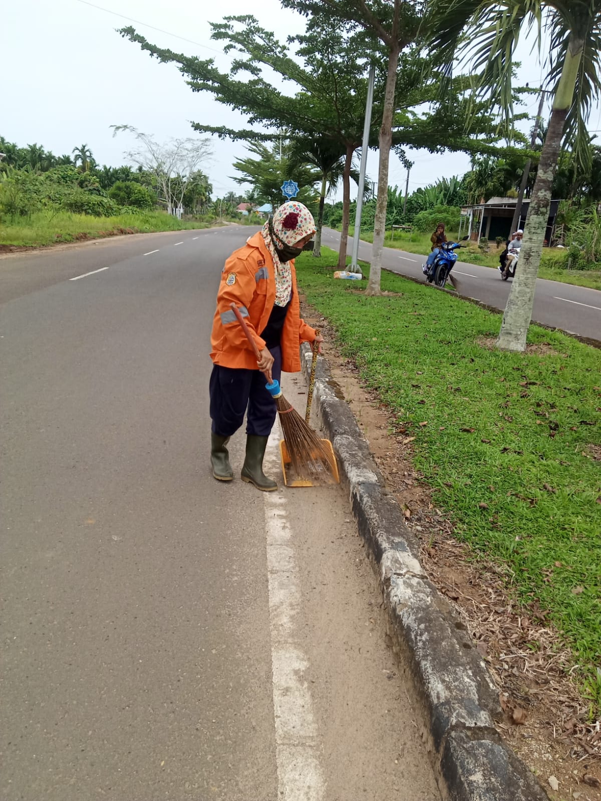 DLH Tanjab Timur Lakukan Ini, untuk Atasi Sampah di Taman TK