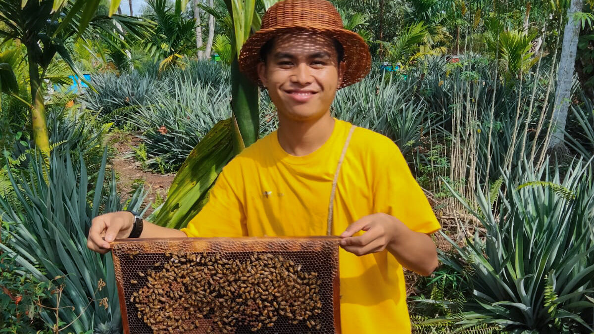 Kisah Dorel, Mahasiswa Kehutanan UNJA yang Sukses Merintis Bisnis Budidaya Lebah Madu