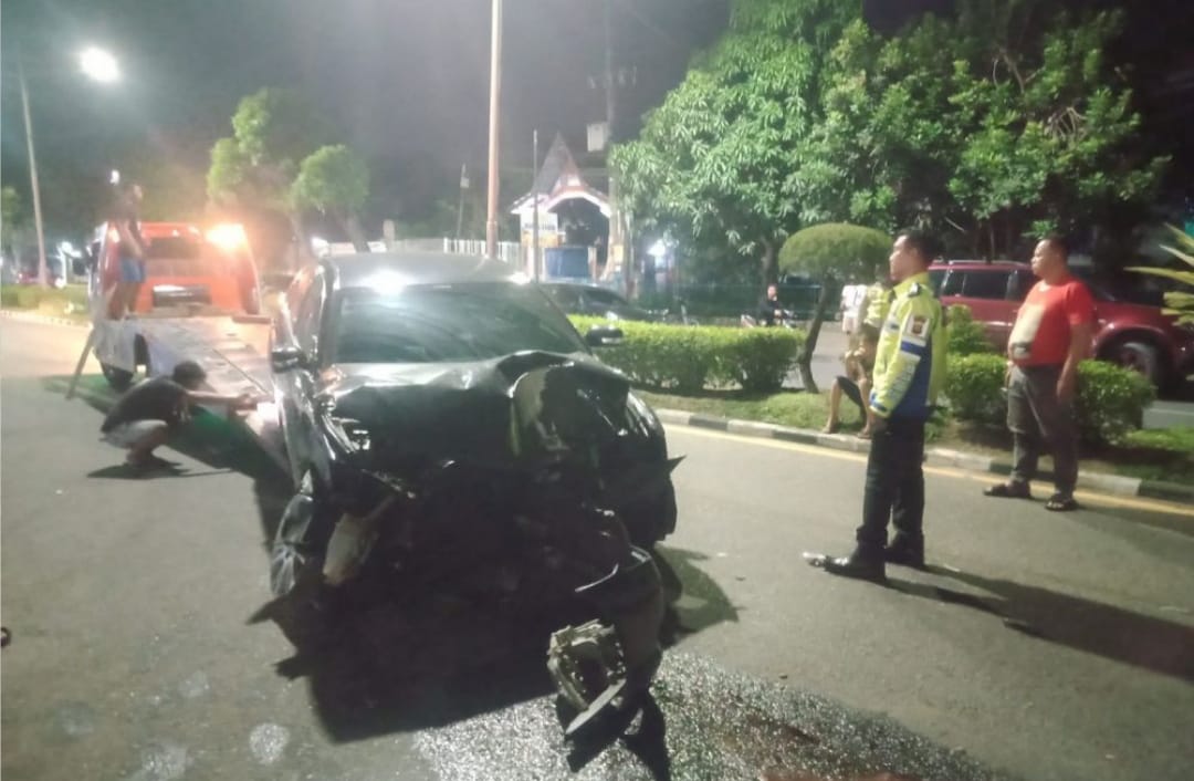 Lakalantas Tunggal Depan RS Siloam Jambi, Toyota Camry Plat Merah Diduga Bawa Penumpang Perempuan Tanpa Busana