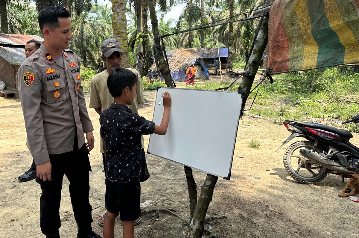 Belajar untuk Masa Depan, Polsek Bajubang Bimbing Anak-anak SAD di Batanghari Belajar Calistung dan Mengaji