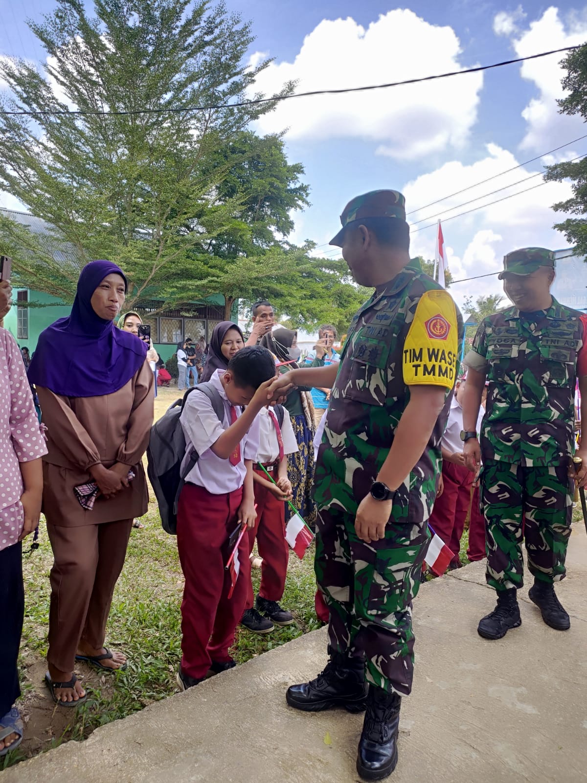 Antusias dan Keceriaan Anak-anak Sambut Tim Wasev Program TMMD ke-121 Kodim 0415/Jambi