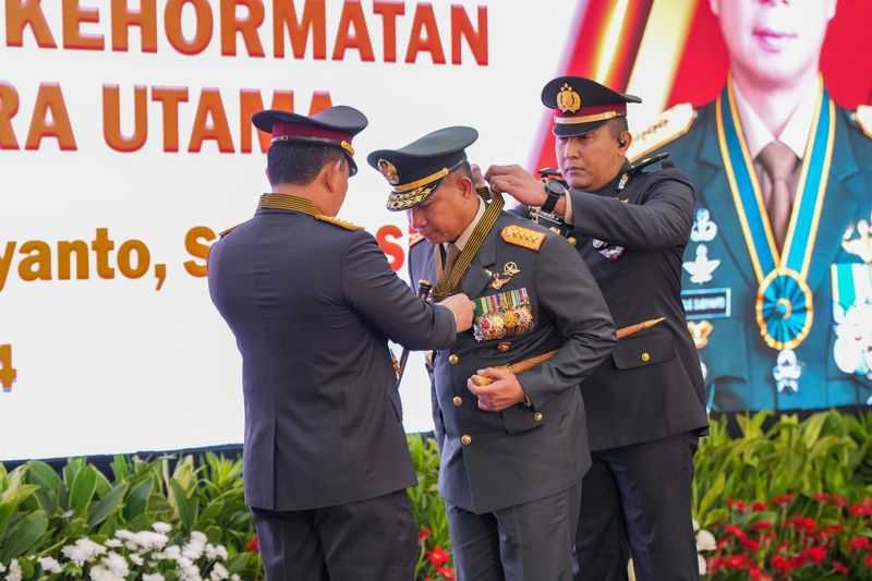 Panglima TNI dan 3 Kepala Staf TNI Terima Bintang Bhayangkara Utama dari Kapolri