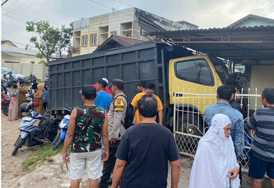 Truk Colt Diesel Ngamuk Pagi-Pagi! Seruduk 3 Motor, Warung Sayur dan Rumah Warga Hancur