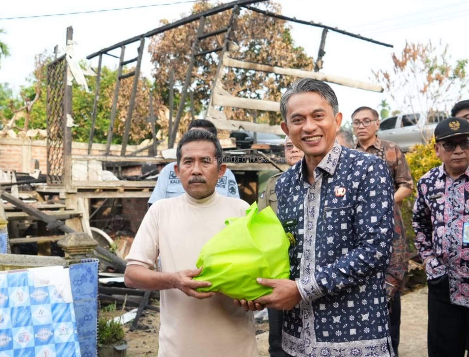 Wabup Junaidi Mahir Tinjau Lokasi Kebakaran dan Serahkan Bantuan untuk Korban di Desa Tunas Baru