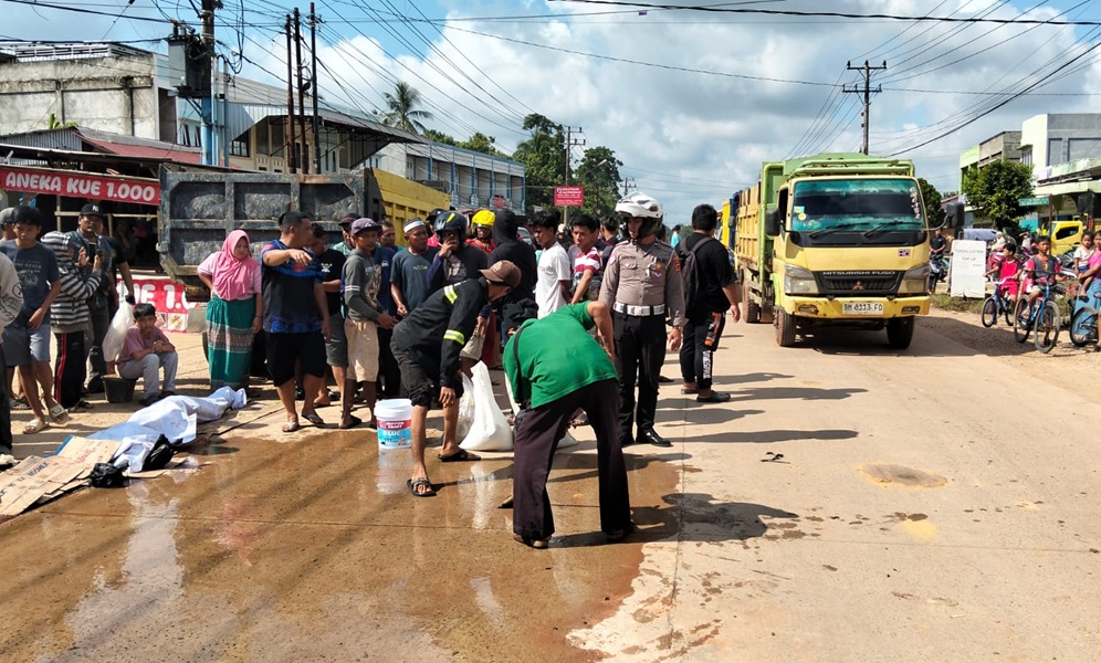 Kecelakaan Sadis Truk Lindas Scoopy di Sungai Gelam! Ayah, Ibu dan Anak Meninggal Dunia