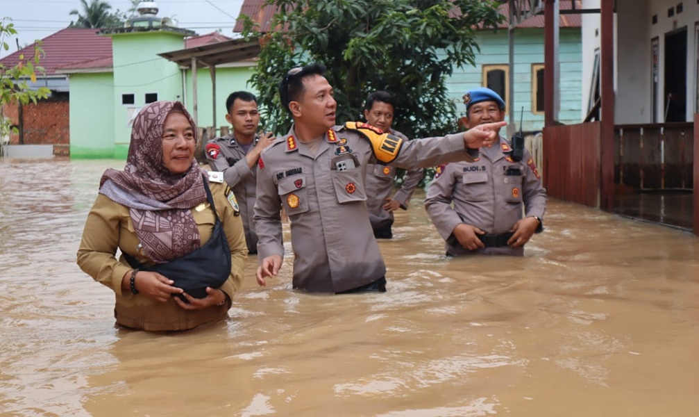 Pastikan Kondisi Warga, Kapolresta Jambi Terjun ke Lokasi Banjir di Kenali Asam Bawah