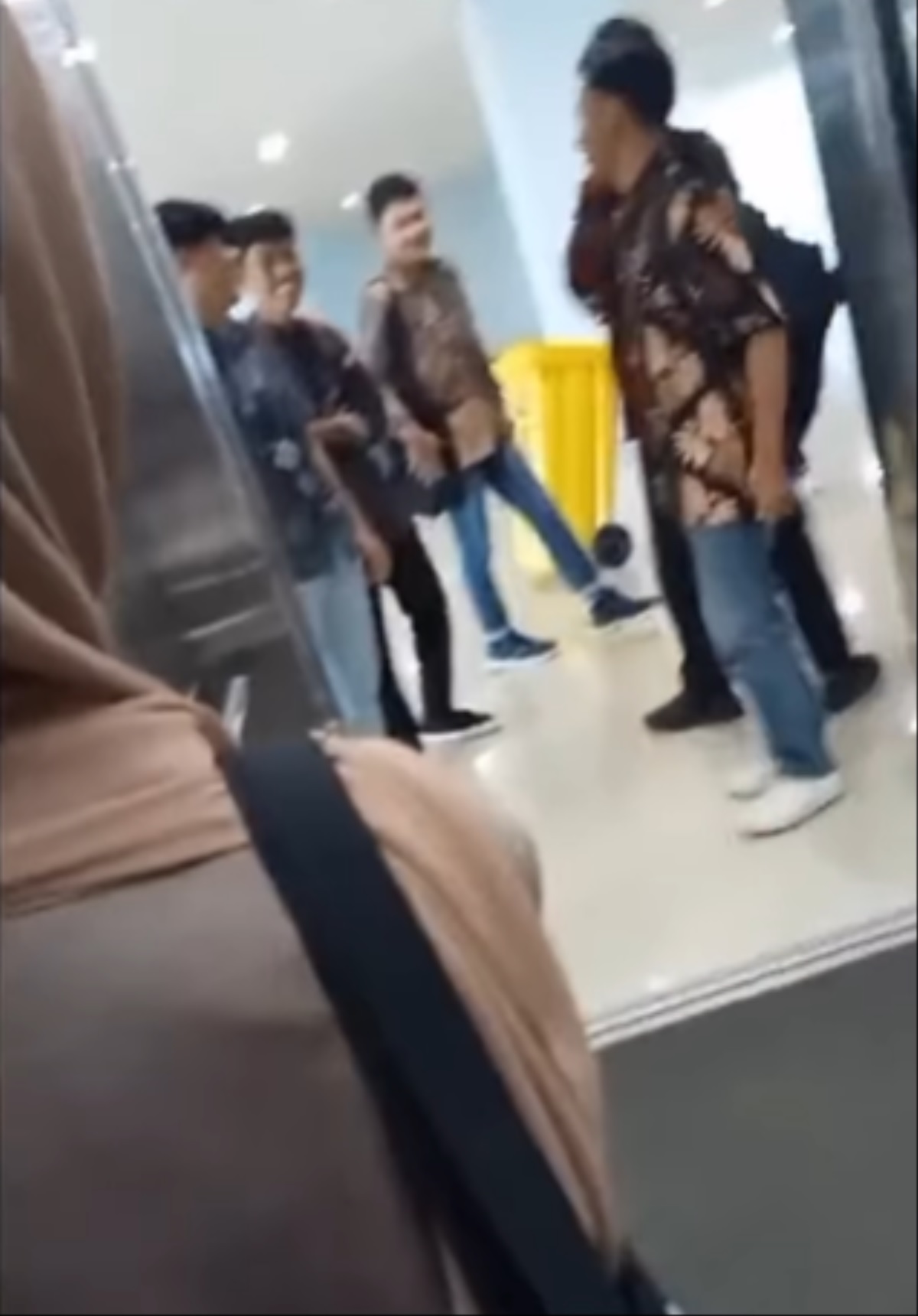 Viral, Video Mahasiswi UIN STS Jambi Diduga Jadi Korban Bully di Dalam Lift