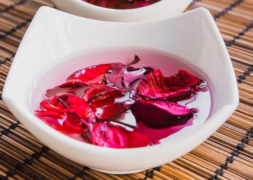 Air Mawar Bukan Sekadar Penyegar, Ini Deretan Manfaat Ajaibnya