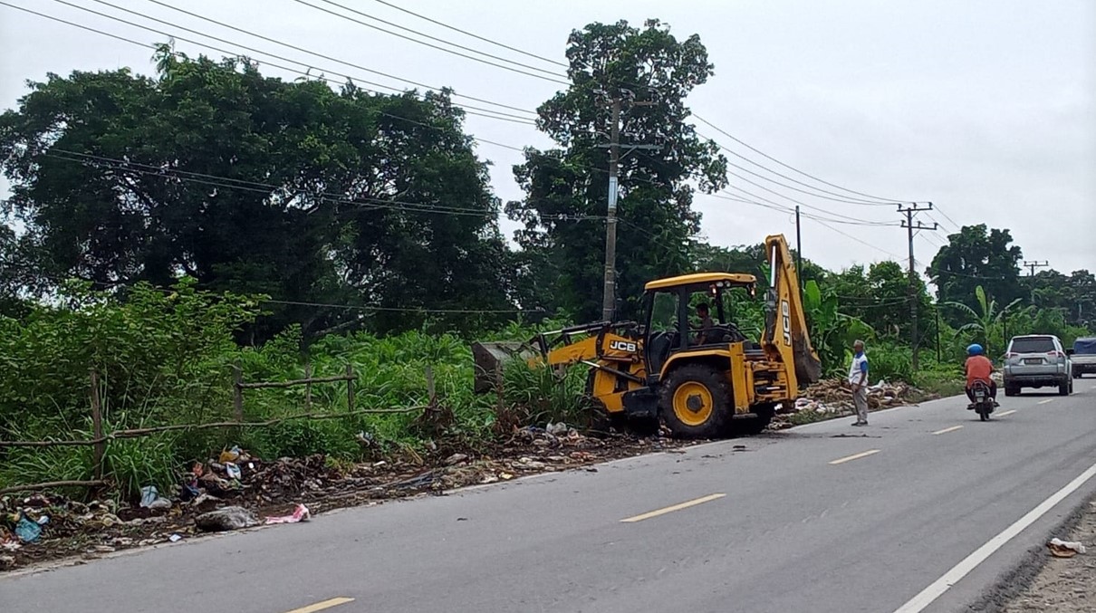 Bersihkan Sampah Bertumpuk di Kelurahan Penyengat Rendah, Harus Terjunkan Alat Berat 