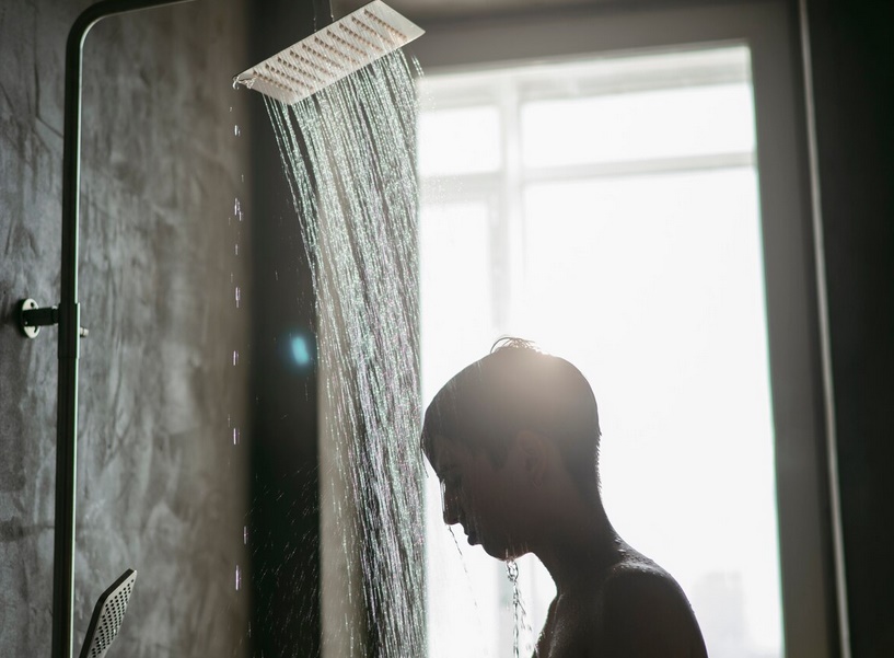 Mandi Setelah Begadang, Aman atau Berbahaya? Simak Penjelasan Medisnya!