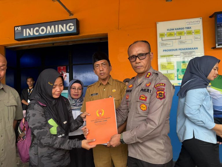 Ketum KONI Provinsi Jambi Mat Sanusi Beri Bantuan Untuk Keluarga Almarhum Atlet Taekwondo Oki Yusmika