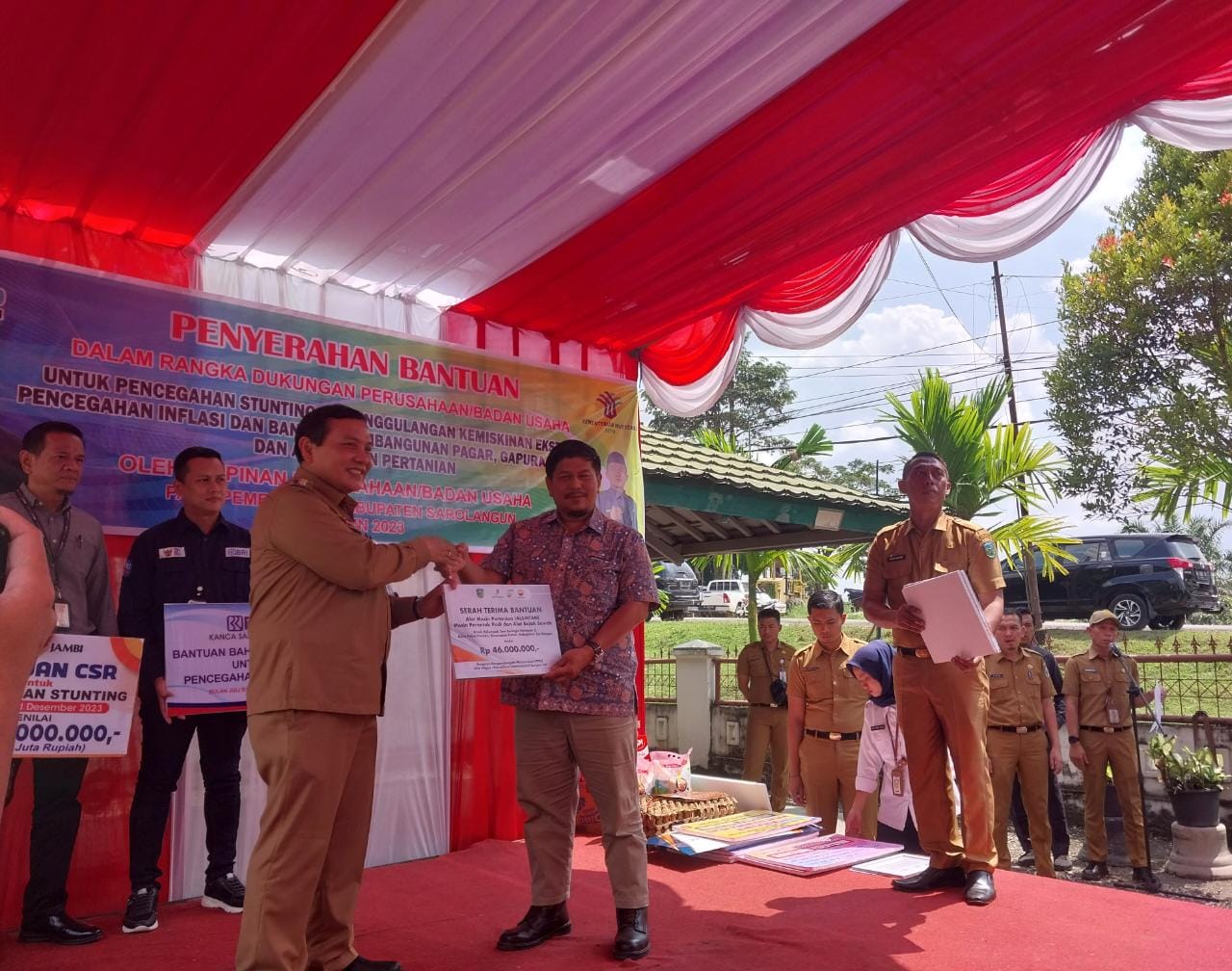 SKK Migas dan PetroChina International Serahkan Bantuan Pembangunan Gapura Sekolah di Desa Teluk Rendah