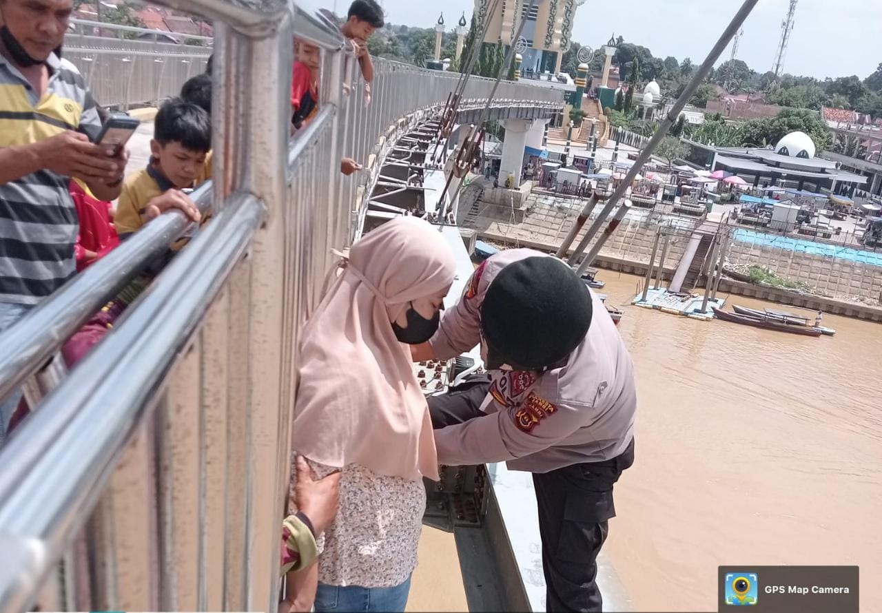 Masalah Keluarga Jadi Pemicu IRT Nyaris Lompat Dari Jembatan Gentala Arasy