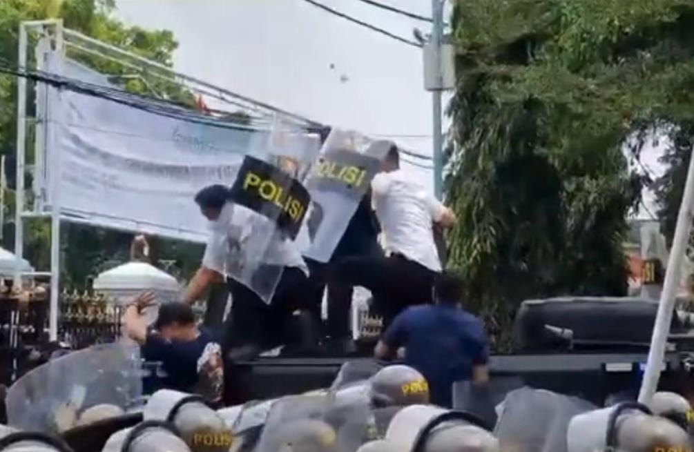 Sampaikan Permohonan Maaf, Bupati Pati Sudewo Dilempari Botol