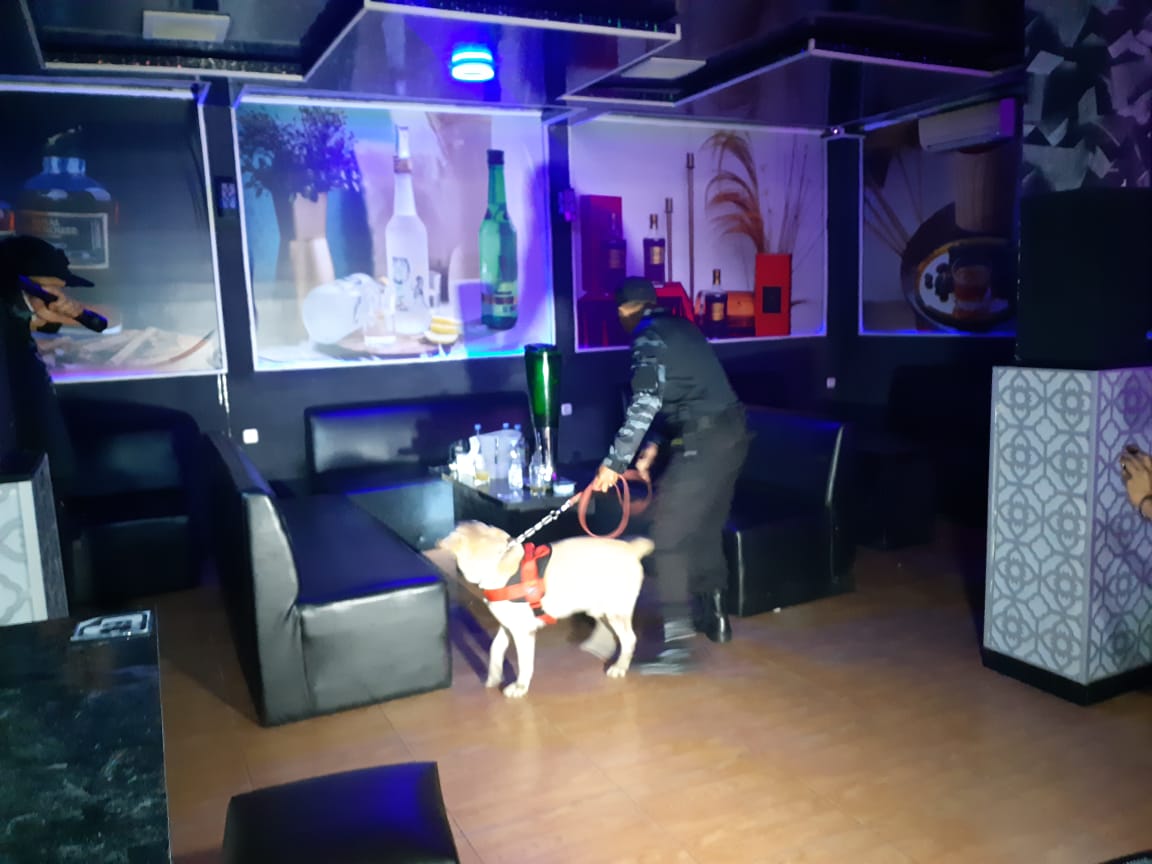 Unit Polsatwa Ditsamapta Polda Jambi Sisir 8 Tempat Hiburan di Kota Jambi dengan Anjing Pelacak
