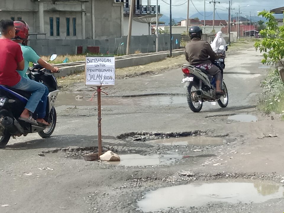 Tak Pernah Ada Perbaikan, Warga Iuran Perbaiki Jalan Rusak di Kerinci