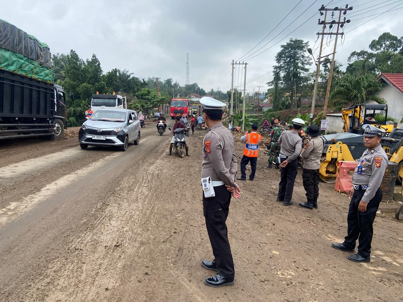 Satlantas Polres Bungo Berlakukan Sistem Buka Tutup, untuk Kendaraan yang Lewat Jembatan Bailey