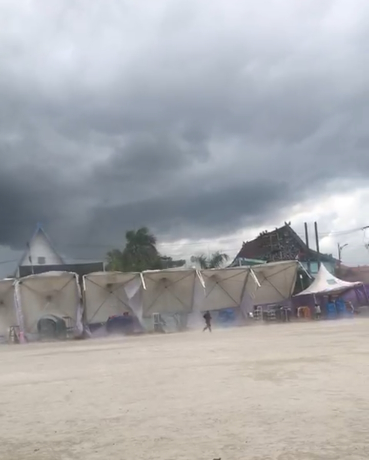 Tenda Festival Pengabuan di Alun-Alun Kuala Tungkal Ambruk Dihantam Badai