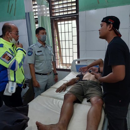 Jasa Raharaja dan Unit Laka Lantas Muara Jambi cek Korban Kecelakaan Beruntun Truck Desa Sebapo